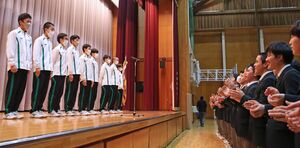 全国高校駅伝に出場する中越高校陸上部男子チームの壮行会=12月4日、長岡市新保町