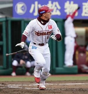 　７回楽天１死、村林が左越えに本塁打を放つ＝楽天モバイルパーク