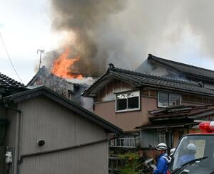 住宅２棟が全焼した火災現場＝１０月２３日、糸魚川市厚田