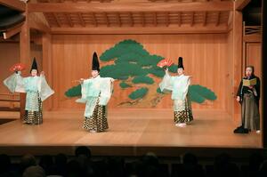 会員らが力強い詩吟や舞を披露した「吟の舞発表会」=3月2日、新潟市中央区一番堀通町3