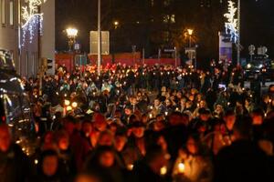 　ドイツ・マクデブルクのクリスマスマーケットで起きた車突入事件の追悼行事でろうそくを持って歩く人々＝２０日（ロイター＝共同）