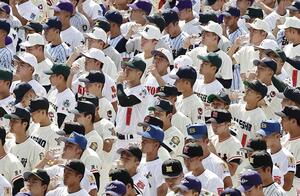 第105回全国高校野球選手権大会の開会式で、ペットボトルの水を飲む各校の選手たち=2023年8月、甲子園球場