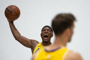 写真撮影に応じるNBAレーカーズの八村塁=29日(AP=共同)