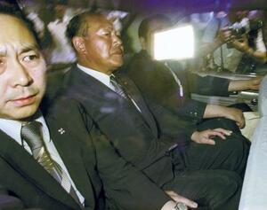 逮捕され東京地検から東京拘置所に向かう田中角栄元首相(中央)=1976年7月、東京・霞が関