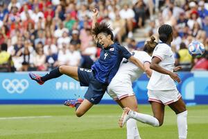 日本－米国　後半、ゴール前で競り合う植木＝パリ（共同）