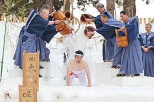 冷たい水を浴びる花婿＝魚沼市堀之内