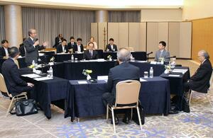 上越、糸魚川、妙高の3市長との懇談会であいさつする花角英世知事=10月22日、妙高市両善寺