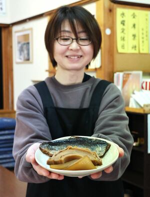 看板メニューの「茶屋ニシン」をアピールする菊池弘美さん=長岡市宮路町