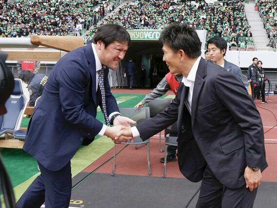 東京Ｖ－清水　試合前、握手を交わす清水・秋葉監督（左）と東京Ｖ・城福監督＝国立競技場