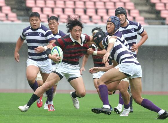 明大－早大　前半、攻め上がる早大のＷＴＢ鈴木寛大＝ビッグスワン