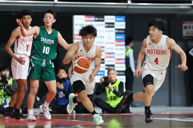 男子１回戦　開志国際－高山西（岐阜）　第３クオーター、スチールから速攻を仕掛ける開志国際の池田颯真（中央）＝１２月２３日、東京都渋谷区千駄ケ谷１の東京体育館