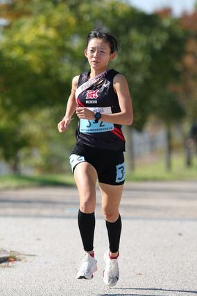 新潟明訓の２区篠澤葉が坂を登る＝新潟市中央区