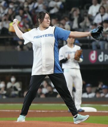 始球式を務めるパリ五輪陸上女子やり投げの金メダリストの北口榛花＝エスコンフィールド