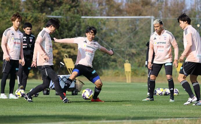 ボール回しをする新潟の選手たち=聖籠町