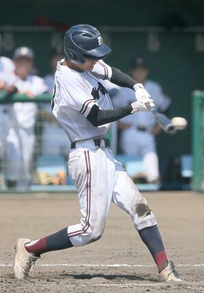 新津工－新潟第一　４回２死一、二塁、新潟第一の岡崎素晴が適時二塁打を放ち、３－０と新津工を突き放す＝新発田市五十公野公園野球場