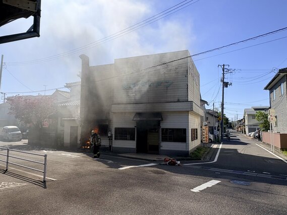 火災が発生した建物＝１０日午前、新潟市中央区
