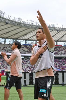 サポーターにあいさつする退団が決まっているＤＦ堀米悠斗ら＝東京・味の素スタジアム