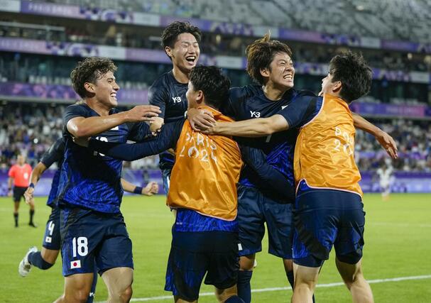 日本－マリ　後半、山本（右から２人目）が決勝ゴールを決め、大喜びの三戸（右から4人目）ら男子日本代表＝ボルドー（共同）