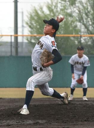新発田中央－佐渡総合　先発した新発田中央の主戦榎俊哉が３回連続三者凡退で抑える＝新潟市西区のみどりと森の運動公園野球場