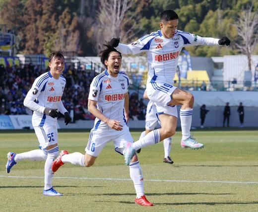 今治－新潟　前半３１分、先制点を決めて喜ぶＦＷ小野裕二（右）ら＝アシさと