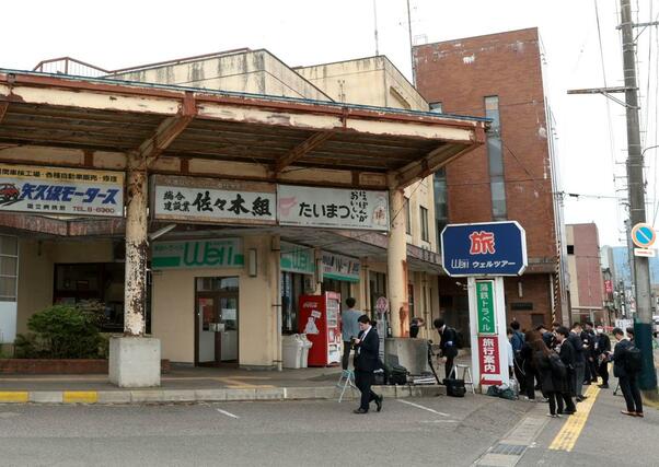 家宅捜索が行われている蒲原鉄道本社＝８日午前１０時前、五泉市村松