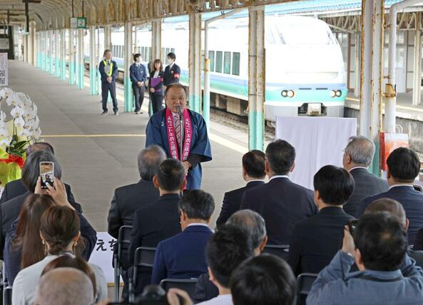 雪月花の運行１０周年を記念したセレモニーであいさつするトキ鉄の平井隆志社長＝２３日、上越市の直江津駅