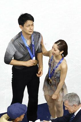 ペアで金メダルを獲得した三浦璃来（右）、木原龍一組＝ミラノ（共同）