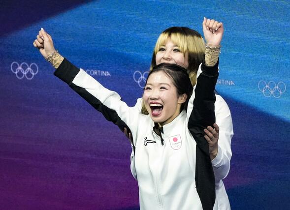 女子で銅メダルを獲得し喜ぶ中井亜美。後ろはアリサ・リュウ＝ミラノ（共同）