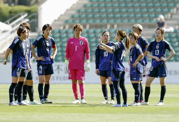日本－コロンビア　前半、集まる熊谷（４）ら女子日本代表＝ヨドコウ桜スタジアム