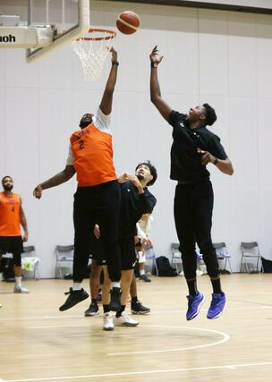 岡山戦に向けて練習する選手＝長岡市