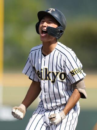 日本文理－帝京長岡　６回帝京長岡２死一、三塁、鈴木祥大が中前適時打を放ち３－７。一塁上で雄たけびを上げる＝２３日、三条市月岡４の三条パール金属スタジアム