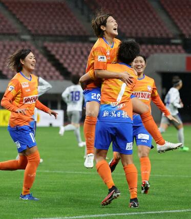 新潟Ｌーノジマ相模原　後半、ＤＦ山谷瑠香が追加点を上げ、仲間と喜び合う＝ビッグスワン