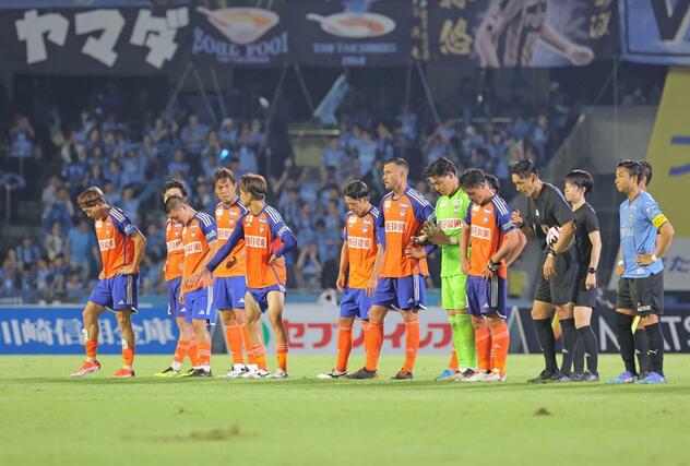 川崎－新潟　試合を終えた新潟の選手たち＝Ｕ等々力（写真映像部・富山翼）