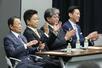 「国力研究会」の初会合を終え、拍手する自民党の（左から）麻生副総裁、加藤前財務相、萩生田幹事長代行、小林政調会長＝２１日午後、国会
