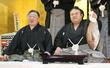 ２０２３年１月の大相撲初場所で優勝した大関貴景勝（右）の祝勝会で常盤山親方は笑顔を見せる＝東京都内