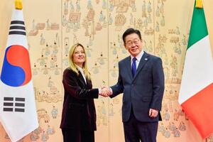 　１９日、ソウルで記念撮影する韓国の李在明大統領（右）とイタリアのメローニ首相（韓国大統領府提供・共同）