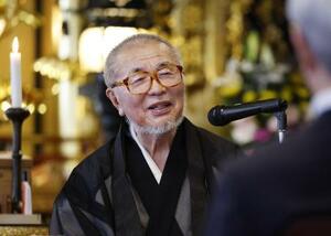 福岡大空襲の体験を語り合う会で話す円応寺の三木和信住職=6月15日午後、福岡市