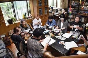 小原麗子さんの自宅で開かれた「麗ら舎読書会」=8月、岩手県北上市