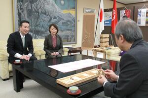 花角英世知事に受賞を報告する渡辺文彦さん(左)=1月23日、県庁