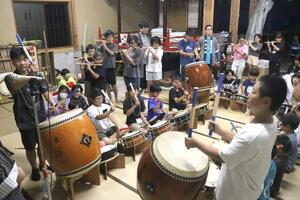塩沢まつりに向けて塩沢祇園囃子を練習する子どもたち=南魚沼市塩沢