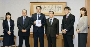 廣瀨から新潟市への県産コシの贈呈式＝新潟市役所