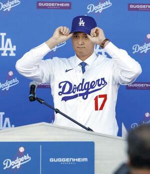 ユニホームを着てドジャースの入団記者会見をする大谷翔平=2023年12月、ロサンゼルスのドジャースタジアム(共同)