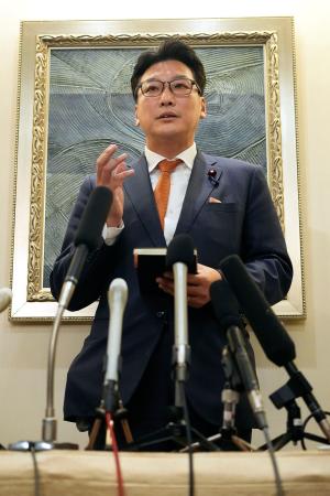 記者の質問に答える日本国際貿易促進協会の会長代行を務める橋本岳元厚生労働副大臣=23日、北京(共同)
