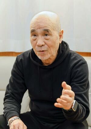 取材に応じる新潟南高ボクシング部監督の鶴木良夫さん＝新潟市中央区
