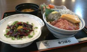 　マグロの「茜身」のユッケ（左）と三浦どん＝神奈川県三浦市の「さかな料理　まつばら」