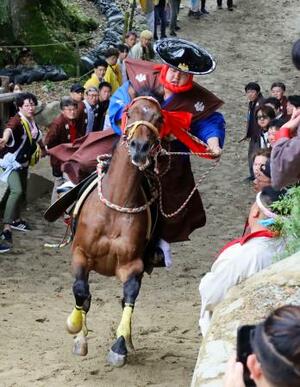 　多度大社の「上げ馬神事」で坂を駆け上がる馬＝４日午後、三重県桑名市