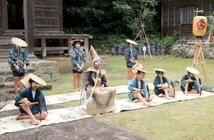 佐渡市相川地区で鉱山祭が始まり、相川小児童がやわらぎを奉納した=7月27日、佐渡市