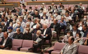 市長選の立候補予定者が開いた大規模集会。告示が迫り、各陣営が前哨戦を繰り広げている＝上越市