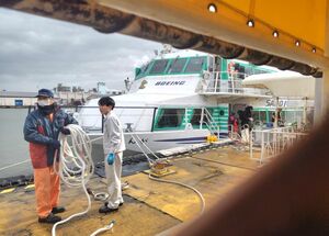 機関トラブルで引き返したジェットフォイル「ぎんが」=13日、新潟港佐渡汽船ターミナル(乗船客提供)