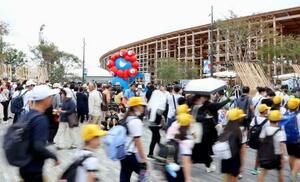 来場者で混雑する大阪・関西万博の会場=29日午前、大阪市此花区の夢洲